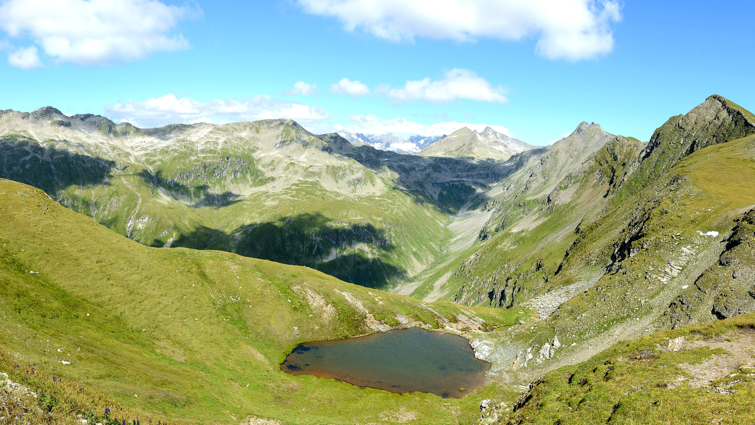Kärntner Landschaft mit Siedlungsraum, See und Bergen
